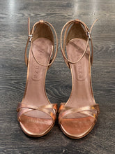 Carica l&#39;immagine nel visualizzatore di Gallery, VICENZA SANDALO IN PELLE LAMINATA ORO-ROSA CON CINTURINO ALLA CAVIGLIA TACCO 11 CM

