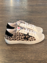 Carica l&#39;immagine nel visualizzatore di Gallery, VITAMINA SNEAKER LEOPARDO+STELLA NERA
