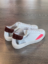 Carica l&#39;immagine nel visualizzatore di Gallery, VITAMINA SNEAKER PELLE BIANCA TALLONE GLITTER BORDEAUX
