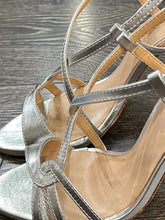 Carica l&#39;immagine nel visualizzatore di Gallery, MISS UNIQUE SANDALO IN PELLE LAMINATA ARGENTO TC 8 CM INTRECCIO LATO
