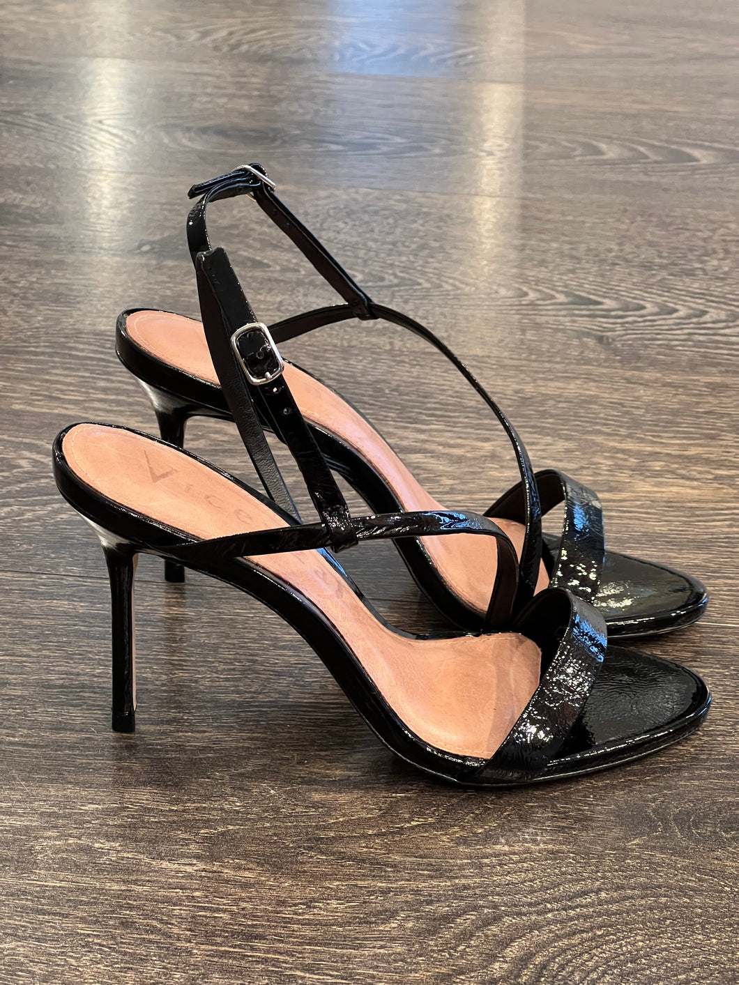 VICENZA SANDALO IN VERNICE NERA TACCO 8,5 CM