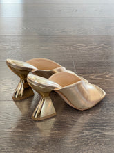 Carica l'immagine nel visualizzatore di Gallery, MISS UNIQUE MULE IN PELLE ORO TACCO SCULTURA 9 CM
