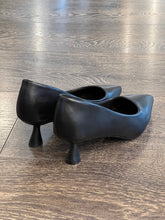 Carica l&#39;immagine nel visualizzatore di Gallery, FRANCESCO MILANO DECOLLETE&#39; IN PELLE NERA TACCO 4,5 CM

