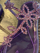 Carica l&#39;immagine nel visualizzatore di Gallery, MENGHI SANDALO INFRADITO  &quot;CAVIGLIERA&quot; IN GOMMA CON SWAROVSKI VIOLA
