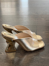 Carica l'immagine nel visualizzatore di Gallery, MISS UNIQUE MULE IN PELLE ORO TACCO SCULTURA 9 CM
