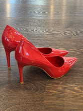 Carica l&#39;immagine nel visualizzatore di Gallery, CARRANO DECOLLETE&#39; IN VERNICE ROSSA TACCO 8,5CM

