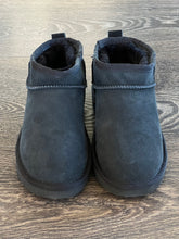 Carica l&#39;immagine nel visualizzatore di Gallery, WOZ EKP &quot;PELOSOTTO&quot; IN MONTONE NERO
