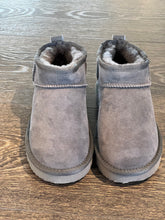 Carica l&#39;immagine nel visualizzatore di Gallery, WOZ EKP &quot;PELOSOTTO&quot; IN MONTONE GRIGIO
