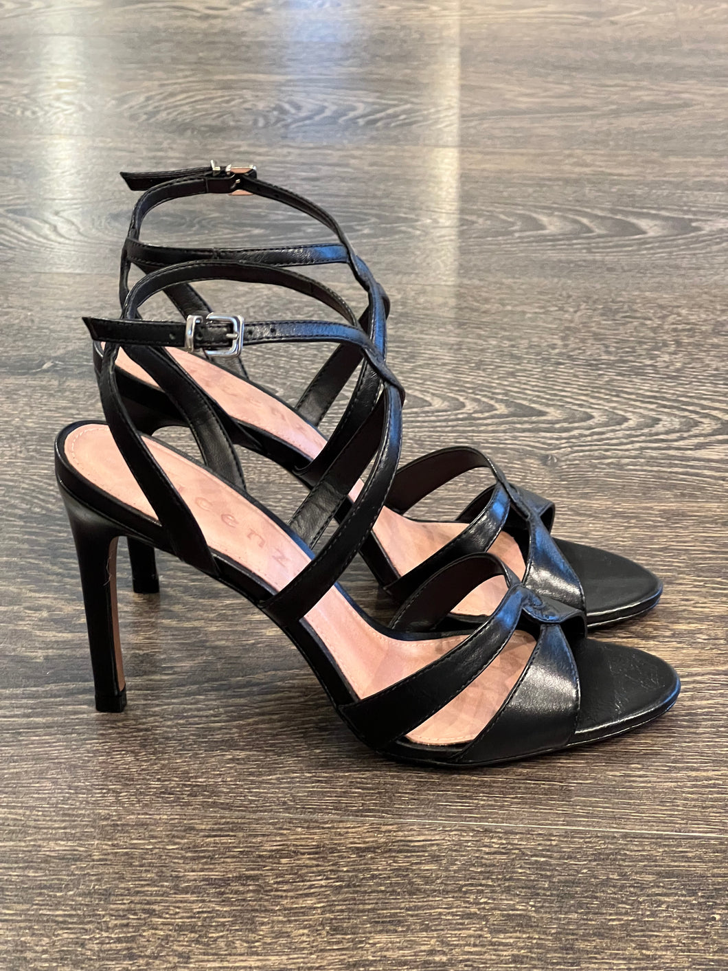 VICENZA SANDALO IN PELLE NERA  DOPPIO INCROCIO  TACCO 8 CM