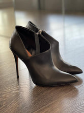 Carica l&#39;immagine nel visualizzatore di Gallery, VICENZA TRONCHETTOIN PELLE COLOR NERO TACCO A SPILO 10,5CM
