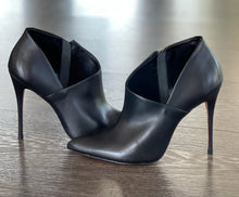 Carica l&#39;immagine nel visualizzatore di Gallery, VICENZA TRONCHETTOIN PELLE COLOR NERO TACCO A SPILO 10,5CM
