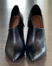 Carica l&#39;immagine nel visualizzatore di Gallery, VICENZA TRONCHETTOIN PELLE COLOR NERO TACCO A SPILO 10,5CM
