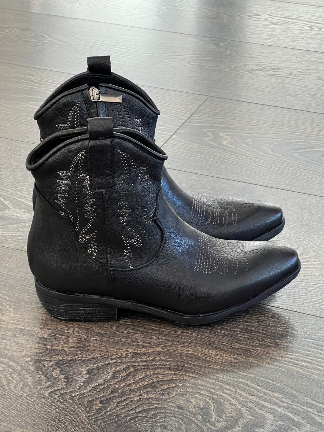 ZOE TEXANO IN PELLE NERA  RICAMI