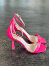 Carica l&#39;immagine nel visualizzatore di Gallery, MISS UNIQUE SANDALO IN PELLE FUXIA TALLONE
