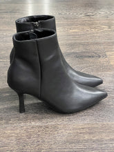 Carica l'immagine nel visualizzatore di Gallery, FRANCESCO MILANO TRONCHETTO IN PELLE NERO TACCO 7 CM
