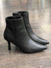 Carica l'immagine nel visualizzatore di Gallery, FRANCESCO MILANO TRONCHETTO IN PELLE NERO TACCO 7 CM
