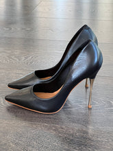 Carica l&#39;immagine nel visualizzatore di Gallery, CARRANO DECOLLETE IN PELLE NERA TACCO 10,5CM  IN ACCIAIO
