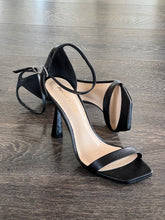 Carica l&#39;immagine nel visualizzatore di Gallery, MISS UNIQUE SANDALO IN PELLE NERA TALLONE
