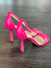 Carica l&#39;immagine nel visualizzatore di Gallery, MISS UNIQUE SANDALO IN PELLE FUXIA TALLONE
