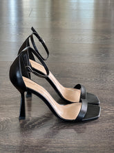 Carica l&#39;immagine nel visualizzatore di Gallery, MISS UNIQUE SANDALO IN PELLE NERA TALLONE
