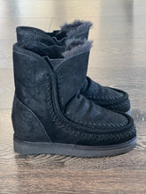 Carica l&#39;immagine nel visualizzatore di Gallery, WOZ STIVALETTO IN CROSTA COLOR NERO GLITTER CON ZEPPA INTERNA &quot;PELOSOTTO&quot;
