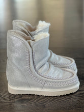 Carica l&#39;immagine nel visualizzatore di Gallery, WOZ STIVALETTO IN CROSTA COLOR PLATINO  CON ZEPPA INTERNA &quot;PELOSOTTO&quot;
