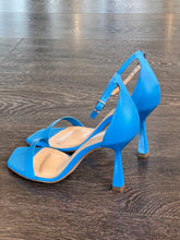 Carica l&#39;immagine nel visualizzatore di Gallery, MISS UNIQUE SANDALO IN PELLE AZZURRA TALLONE
