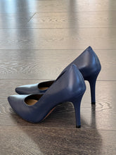 Carica l&#39;immagine nel visualizzatore di Gallery, MISS UNIQUE DECOLLETE&#39; TACCO 8 CM PELLE BLU
