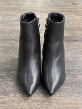 Carica l'immagine nel visualizzatore di Gallery, FRANCESCO MILANO TRONCHETTO IN PELLE NERO TACCO 7 CM

